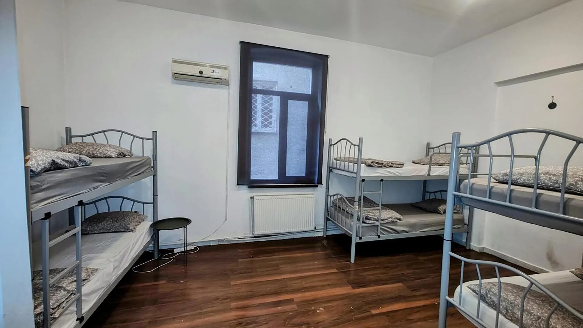 Antique Hostel Bucharest 0*,  Romania